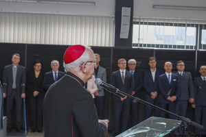 Biskup przemawia podczas uroczystości