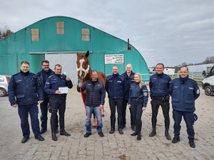 Wspólne zdjęcie Toszka z policjantami