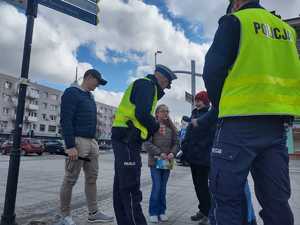 Policjanci rozmawiają z przechodniami