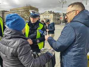 Kobieta rozmawia z policjantem i reporterem radia