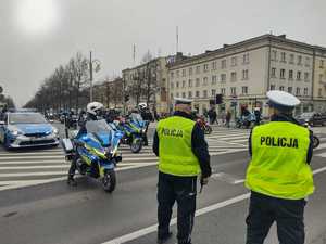Policjanci zabezpieczają przejazd motocyklistów