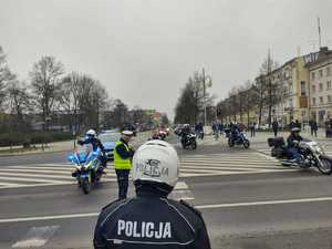 Policjanci czuwają nad bezpiecznym przejazdem parady motocyklowej