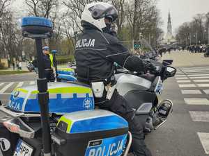 Policjanci zabezpieczają przejazd motocyklistów