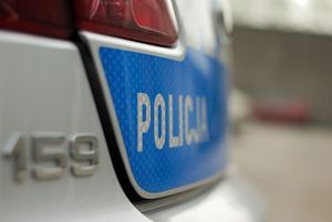 Napis Policja na elemencie samochodu