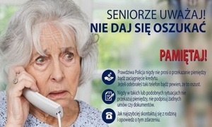 Seniorka rozmawia przez telefon