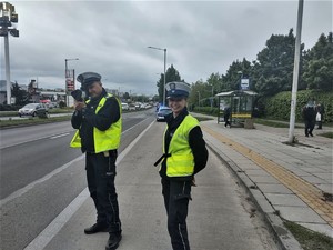 Policyjny patrol na drodze czuwa nad prawidłowym ruchem pojazdów