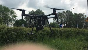 Dron unoszący się w powietrze