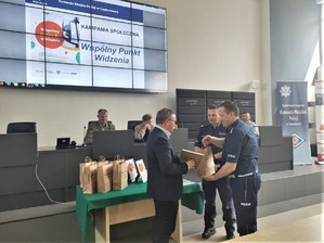 Policjant podaje rękę mężczyźnie i przekazuje mu podziękowania