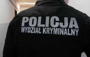 Napis na plecach: Policja- Wydział Kryminalny