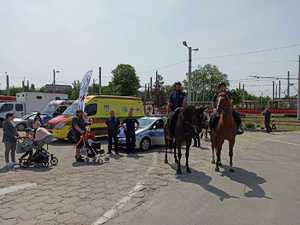 Policjanci na koniach wjeżdżają na teren imprezy