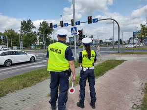 Policyjny patrol obserwuje skrzyżowanie ulic