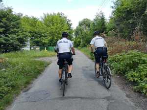 Dwaj policjanci na rowerach przemierzają rejon służbowy