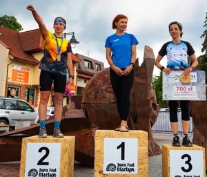 3 kobiety stoją na 3 pudłach podium