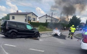 Miejsce zdarzenia. Na drodze leży motocykl, który płonie, obok pojazd, który też brał udział w zdarzeniu