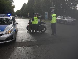 Policjanci rozmawiają z rowerzystami na drodze