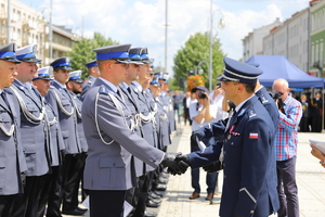 Komendant gratuluje i podaje rekę jednemu z mianowanych policjantów