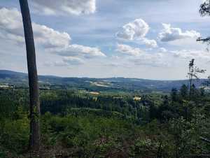 Krajobraz gór i lasów.