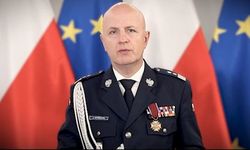 Komendant Główny Policji generalny inspektor Jarosław Szymczyk w mundurze galowym na tle fagi Polski oraz Unii Europejskiej.