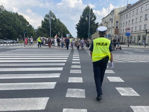 Policjant na drodze kieruje ruchem