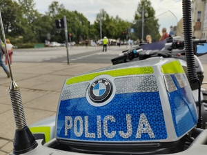 Element policyjnego motocykla na którym widnieje napis Policja