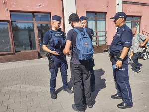 Policjanci na drodze legitymują obywatela