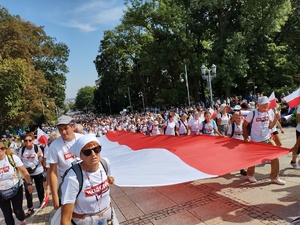 Pątnicy niosą flagę polski