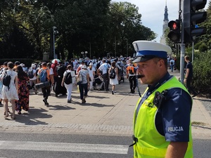 Policjant czuwa nad przemarszem pielgrzymów