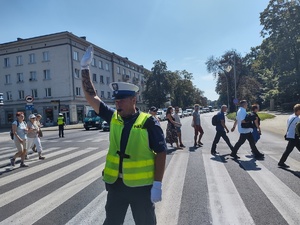 Policjant na drodze czuwa pilnuje bezpieczeństwa