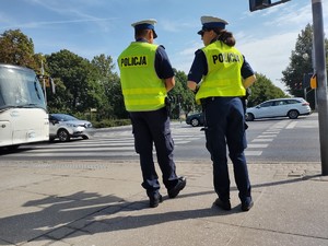 Policyjny patrol stoi przy drodze i czuwa nad bezpieczeństwem na drodze