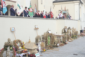 Wieńce ułożone przez wałem jasnej góry.