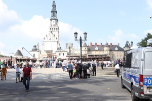 Policyjny radiowóz na tle wieży jasnogórskiejh