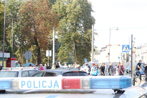 Policjanci na drodze dbają o bezpieczeństwo