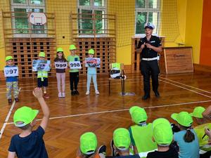 Dzieci biorą udział w zabawie z policjantem