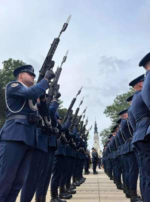 Policjanci oddają salwę honorową przed błoniami Jasnej Góry