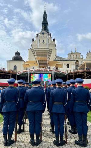 Policjanci na tle wieży Jasnej Góry