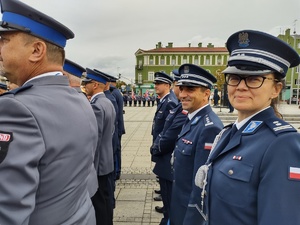 Policjanci stoją w szyku w umundurowaniu galowym