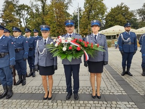 Delegacja policjantów z wiązanką kwiatków