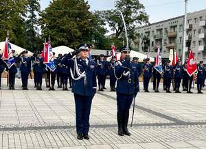 Komendant Główny oddaje honor pocztom sztandarowym