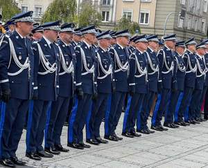 Policjanci stoją w szyku