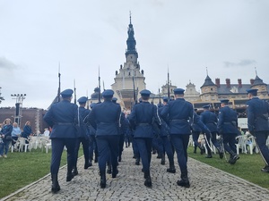 Kompania reprezentacyjna idzie w kierunku Jasnej Góry