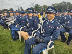 Policjanci siedzą na krzesłach w czasie Mszy Świętej