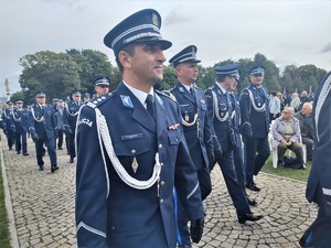 Policjanci idą w kierunku jasnogórskich błoni