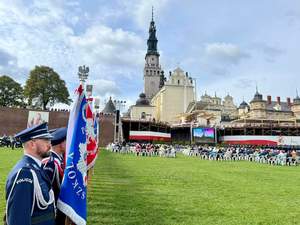 Policjanci stoją w szeregu pod Jasną Górą