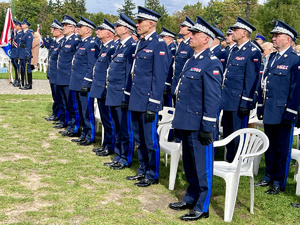 Policjanci stoją na błoniach jasnogórskich