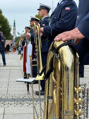 Instrumenty stojące przy policjantach