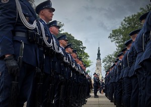 Kompania honorowa Policji na tle wieży Jasnej Góry