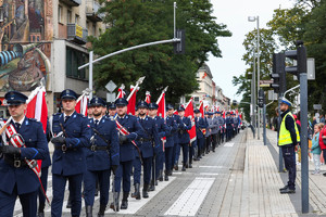 Policyjny przemarsz ulicami miasta