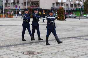 Policyjna asysta maszeruje placem Biegańskiego