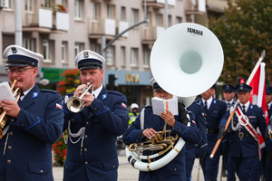 Policyjna orkiestra gra na instrumentach