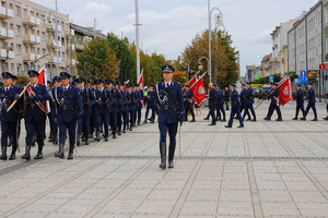 Policjant maszeruje środkiem placu Biegańskiego na którym zgromadzili się policjanci